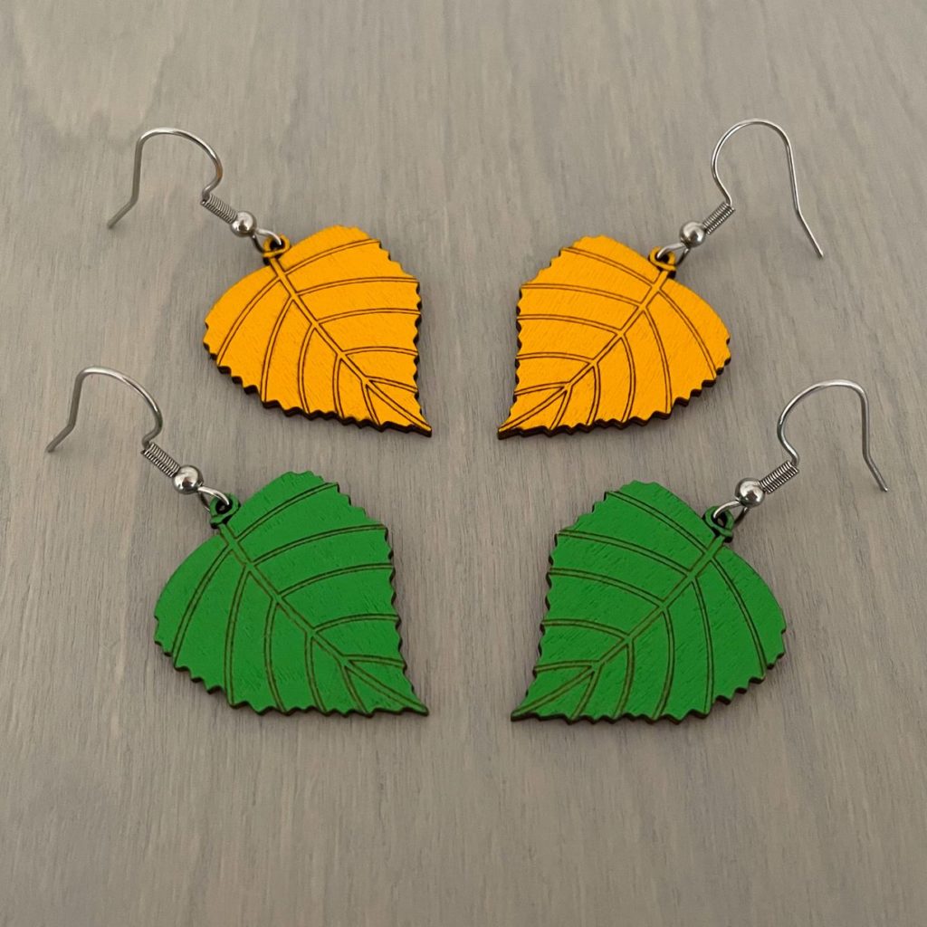 lehdet tuulessa korvakorut