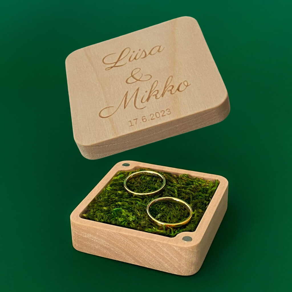 sormusrasia omalla kaiverruksella häät puinen koivus
