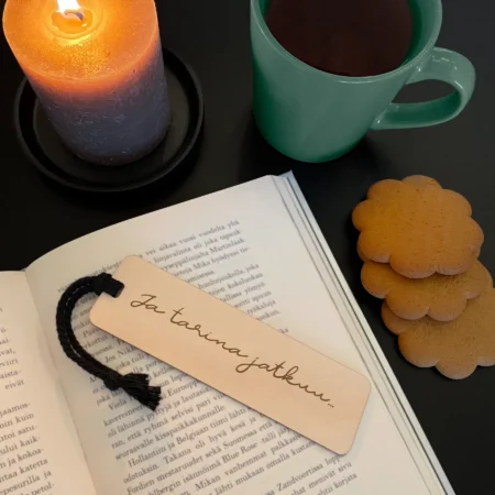 Kirjanmerkki omalla tekstillä koivus puinen lahjaksi