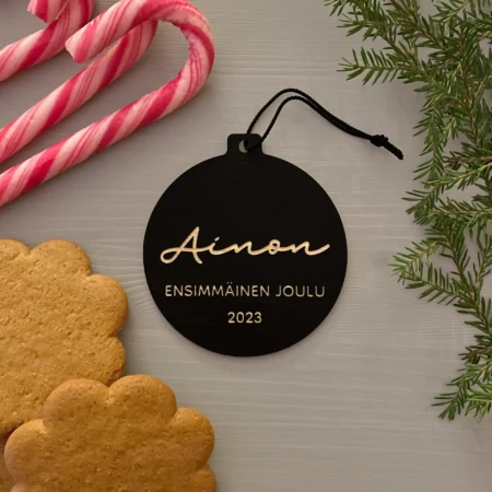 Vauvan eka joulu joulupallo kuusenkoriste omalla nimellä musta koivu puinen