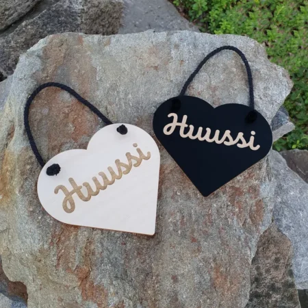 huussi kyltti sydämmen muotoinen musta koivu vessaan huussiin koivus